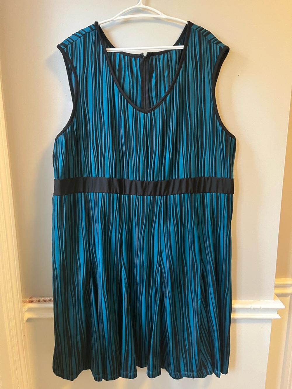 Sleeveless Teal and Black Pleated V-Neck Dress